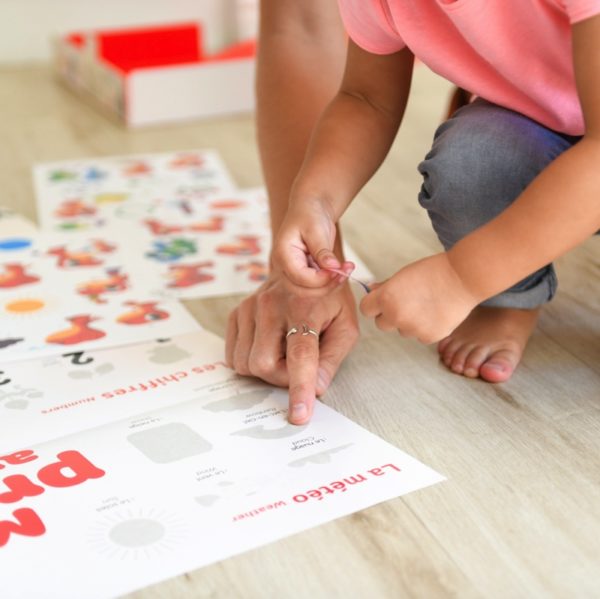 Poppik-poster-stickers-ecole-maternelle-nino-dino-apprendre-chiffres-3-copie-600×599